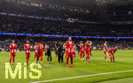 07.04.2026, Fussball UEFA Championsleague 2025/2026: Viertelfinale, Real Madrid - FC Bayern München, im Estadio Bernabeu in Madrid (Spanien),  Nach dem Spiel,  Harry Kane (FC Bayern München) und die Mannschaft des FC Bayern erschöpft aber glücklich bei den Fans 
  
