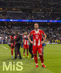 07.04.2026, Fussball UEFA Championsleague 2025/2026: Viertelfinale, Real Madrid - FC Bayern München, im Estadio Bernabeu in Madrid (Spanien),  Nach dem Spiel,  Harry Kane (FC Bayern München) erschöpft aber glücklich bei den Fans 
  
