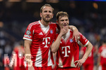 07.04.2026, Fussball UEFA Championsleague 2025/2026: Viertelfinale, Real Madrid - FC Bayern München, im Estadio Bernabeu in Madrid (Spanien),  Nach dem Spiel,  Harry Kane (FC Bayern München) und Joshua Kimmich (re, FC Bayern München) erschöpft aber glücklich bei den Fans
  
