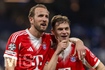 07.04.2026, Fussball UEFA Championsleague 2025/2026: Viertelfinale, Real Madrid - FC Bayern München, im Estadio Bernabeu in Madrid (Spanien),  Nach dem Spiel,  Harry Kane (FC Bayern München) und Joshua Kimmich (re, FC Bayern München) erschöpft aber glücklich bei den Fans
  
