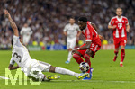 07.04.2026, Fussball UEFA Championsleague 2025/2026: Viertelfinale, Real Madrid - FC Bayern München, im Estadio Bernabeu in Madrid (Spanien),  von links:  Eder Militao (Real Madrid) gegen Alphonso Davies (FC Bayern München) 
  

