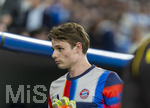 07.04.2026, Fussball UEFA Championsleague 2025/2026: Viertelfinale, Real Madrid - FC Bayern München, im Estadio Bernabeu in Madrid (Spanien),  Torwart Jonas Urbig (FC Bayern München) nachdenklich 
  
