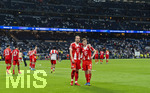 07.04.2026, Fussball UEFA Championsleague 2025/2026: Viertelfinale, Real Madrid - FC Bayern München, im Estadio Bernabeu in Madrid (Spanien),  nach dem Spiel, Harry Kane (li, FC Bayern München) umarmt Joshua Kimmich (FC Bayern München) glücklich aber erschöpft 
  
