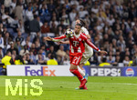 07.04.2026, Fussball UEFA Championsleague 2025/2026: Viertelfinale, Real Madrid - FC Bayern München, im Estadio Bernabeu in Madrid (Spanien),  Umstrittene Elfmeterszene,  Alvaro Carreras (re, Madrid) foult Michael Olise (FC Bayern München) von hinten im Strafraum, der Schiedsrichter gibt keinen Elfmeter für Bayern.
  
