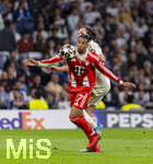 07.04.2026, Fussball UEFA Championsleague 2025/2026: Viertelfinale, Real Madrid - FC Bayern München, im Estadio Bernabeu in Madrid (Spanien),  Umstrittene Elfmeterszene,  Alvaro Carreras (re, Madrid) foult Michael Olise (FC Bayern München) von hinten im Strafraum, der Schiedsrichter gibt keinen Elfmeter für Bayern.
  
