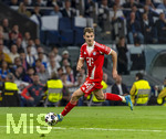 07.04.2026, Fussball UEFA Championsleague 2025/2026: Viertelfinale, Real Madrid - FC Bayern München, im Estadio Bernabeu in Madrid (Spanien),  Josip Stanisic (Bayern München) am Ball 
  

