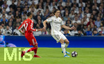 07.04.2026, Fussball UEFA Championsleague 2025/2026: Viertelfinale, Real Madrid - FC Bayern München, im Estadio Bernabeu in Madrid (Spanien),  v.li: Michael Olise (FC Bayern München), Alvaro Carreras (Real Madrid) 
  
