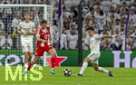 07.04.2026, Fussball UEFA Championsleague 2025/2026: Viertelfinale, Real Madrid - FC Bayern München, im Estadio Bernabeu in Madrid (Spanien),  v.li: Aleksandar Pavlovic (Bayern München)  gegen Arda Güler (Real Madrid) 
   
