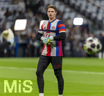 07.04.2026, Fussball UEFA Championsleague 2025/2026: Viertelfinale, Real Madrid - FC Bayern München, im Estadio Bernabeu in Madrid (Spanien),  Aufwärmen, Torwart Jonas Urbig (FC Bayern München) 