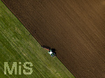 08.04.2026, Landwirtschaft, Bad Wörishofen im Allgäu. Landwirt pflügt jetzt im Frühling sein Feld, aus Wiese wird Acker. 