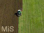 08.04.2026, Landwirtschaft, Bad Wörishofen im Allgäu. Landwirt pflügt jetzt im Frühling sein Feld, aus Wiese wird Acker. 