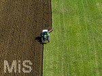 08.04.2026, Landwirtschaft, Bad Wörishofen im Allgäu. Landwirt pflügt jetzt im Frühling sein Feld, aus Wiese wird Acker. 