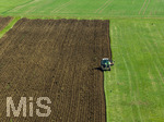 08.04.2026, Landwirtschaft, Bad Wörishofen im Allgäu. Landwirt pflügt jetzt im Frühling sein Feld, aus Wiese wird Acker. 