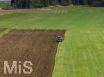 08.04.2026, Landwirtschaft, Bad Wörishofen im Allgäu. Landwirt pflügt jetzt im Frühling sein Feld, aus Wiese wird Acker. 