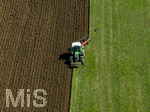 08.04.2026, Landwirtschaft, Bad Wörishofen im Allgäu. Landwirt pflügt jetzt im Frühling sein Feld, aus Wiese wird Acker. 