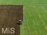 08.04.2026, Landwirtschaft, Bad Wörishofen im Allgäu. Landwirt pflügt jetzt im Frühling sein Feld, aus Wiese wird Acker. 