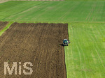 08.04.2026, Landwirtschaft, Bad Wörishofen im Allgäu. Landwirt pflügt jetzt im Frühling sein Feld, aus Wiese wird Acker. 