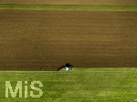 08.04.2026, Landwirtschaft, Bad Wörishofen im Allgäu. Landwirt pflügt jetzt im Frühling sein Feld, aus Wiese wird Acker. 