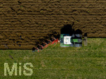 08.04.2026, Landwirtschaft, Bad Wörishofen im Allgäu. Landwirt pflügt jetzt im Frühling sein Feld, aus Wiese wird Acker. 