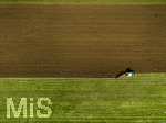 08.04.2026, Landwirtschaft, Bad Wörishofen im Allgäu. Landwirt pflügt jetzt im Frühling sein Feld, aus Wiese wird Acker. 