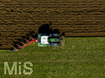08.04.2026, Landwirtschaft, Bad Wörishofen im Allgäu. Landwirt pflügt jetzt im Frühling sein Feld, aus Wiese wird Acker. 