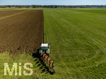 08.04.2026, Landwirtschaft, Bad Wörishofen im Allgäu. Landwirt pflügt jetzt im Frühling sein Feld, aus Wiese wird Acker. 
