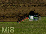 08.04.2026, Landwirtschaft, Bad Wörishofen im Allgäu. Landwirt pflügt jetzt im Frühling sein Feld, aus Wiese wird Acker. 