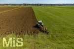 08.04.2026, Landwirtschaft, Bad Wörishofen im Allgäu. Landwirt pflügt jetzt im Frühling sein Feld, aus Wiese wird Acker. 