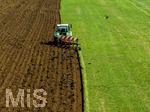 08.04.2026, Landwirtschaft, Bad Wörishofen im Allgäu. Landwirt pflügt jetzt im Frühling sein Feld, aus Wiese wird Acker.  Krähenvögel nutzen die frische Erde zur Nahrungssuche und umkreisen den Traktor dutzendweise.