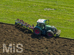 08.04.2026, Landwirtschaft, Bad Wörishofen im Allgäu. Landwirt pflügt jetzt im Frühling sein Feld, aus Wiese wird Acker. 