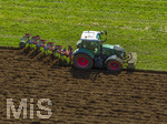 08.04.2026, Landwirtschaft, Bad Wörishofen im Allgäu. Landwirt pflügt jetzt im Frühling sein Feld, aus Wiese wird Acker. 