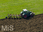 08.04.2026, Landwirtschaft, Bad Wörishofen im Allgäu. Landwirt pflügt jetzt im Frühling sein Feld, aus Wiese wird Acker. 