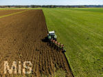 08.04.2026, Landwirtschaft, Bad Wörishofen im Allgäu. Landwirt pflügt jetzt im Frühling sein Feld, aus Wiese wird Acker.  Krähenvögel nutzen die frische Erde zur Nahrungssuche und umkreisen den Traktor dutzendweise.