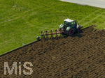 08.04.2026, Landwirtschaft, Bad Wörishofen im Allgäu. Landwirt pflügt jetzt im Frühling sein Feld, aus Wiese wird Acker. 