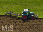 08.04.2026, Landwirtschaft, Bad Wörishofen im Allgäu. Landwirt pflügt jetzt im Frühling sein Feld, aus Wiese wird Acker. 