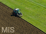 08.04.2026, Landwirtschaft, Bad Wörishofen im Allgäu. Landwirt pflügt jetzt im Frühling sein Feld, aus Wiese wird Acker. 
