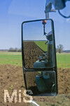 08.04.2026, Landwirtschaft, Bad Wörishofen im Allgäu. Landwirt pflügt jetzt im Frühling sein Feld.  Über den Rückspiegel sieht der Fahrer das bereits gepflügte Teil des Feldes hinter dem Traktor.