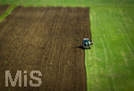 08.04.2026, Landwirtschaft, Bad Wörishofen im Allgäu. Landwirt pflügt jetzt im Frühling sein Feld, aus Wiese wird Acker.  (Bildbearbeitung)