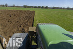 08.04.2026, Landwirtschaft, Bad Wörishofen im Allgäu. Landwirt pflügt jetzt im Frühling sein Feld, aus Wiese wird Acker. Blick aus der Fahrerkabine durch die Frontscheibe auf das Feld.