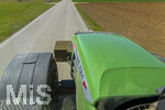 08.04.2026, Landwirtschaft, Bad Wörishofen im Allgäu. Landwirt fährt mit Traktor über eine Strasse.