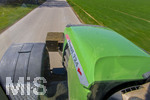 08.04.2026, Landwirtschaft, Bad Wörishofen im Allgäu. Landwirt fährt mit Traktor über eine Strasse.