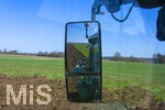 08.04.2026, Landwirtschaft, Bad Wörishofen im Allgäu. Landwirt pflügt jetzt im Frühling sein Feld.  Über den Rückspiegel sieht der Fahrer das bereits gepflügte Teil des Feldes hinter dem Traktor.