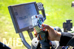 08.04.2026, Landwirtschaft, Bad Wörishofen im Allgäu. Landwirt pflügt jetzt im Frühling sein Feld. Der Traktor wird mit einem Joystick und Lenkrad gesteuert. Ein Bildschirm informiert über verschiedene technische Parameter des Fahrzeugs und des Schleppers.
