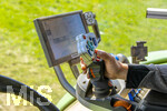 08.04.2026, Landwirtschaft, Bad Wörishofen im Allgäu. Landwirt pflügt jetzt im Frühling sein Feld. Der Traktor wird mit einem Joystick und Lenkrad gesteuert. Ein Bildschirm informiert über verschiedene technische Parameter des Fahrzeugs und des Schleppers.