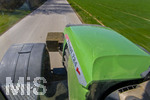 08.04.2026, Landwirtschaft, Bad Wörishofen im Allgäu. Landwirt fährt mit Traktor über eine Strasse.