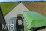 08.04.2026, Landwirtschaft, Bad Wörishofen im Allgäu. Landwirt fährt mit Traktor über eine Strasse. Tempobegrenzung 60 Kmh.