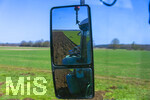 08.04.2026, Landwirtschaft, Bad Wörishofen im Allgäu. Landwirt pflügt jetzt im Frühling sein Feld.  Über den Rückspiegel sieht der Fahrer das bereits gepflügte Teil des Feldes hinter dem Traktor.