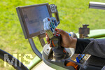 08.04.2026, Landwirtschaft, Bad Wörishofen im Allgäu. Landwirt pflügt jetzt im Frühling sein Feld. Der Traktor wird mit einem Joystick und Lenkrad gesteuert. Ein Bildschirm informiert über verschiedene technische Parameter des Fahrzeugs und des Schleppers.