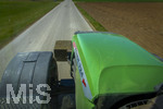 08.04.2026, Landwirtschaft, Bad Wörishofen im Allgäu. Landwirt fährt mit Traktor über eine Strasse.