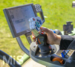 08.04.2026, Landwirtschaft, Bad Wörishofen im Allgäu. Landwirt pflügt jetzt im Frühling sein Feld. Der Traktor wird mit einem Joystick und Lenkrad gesteuert. Ein Bildschirm informiert über verschiedene technische Parameter des Fahrzeugs und des Schleppers.